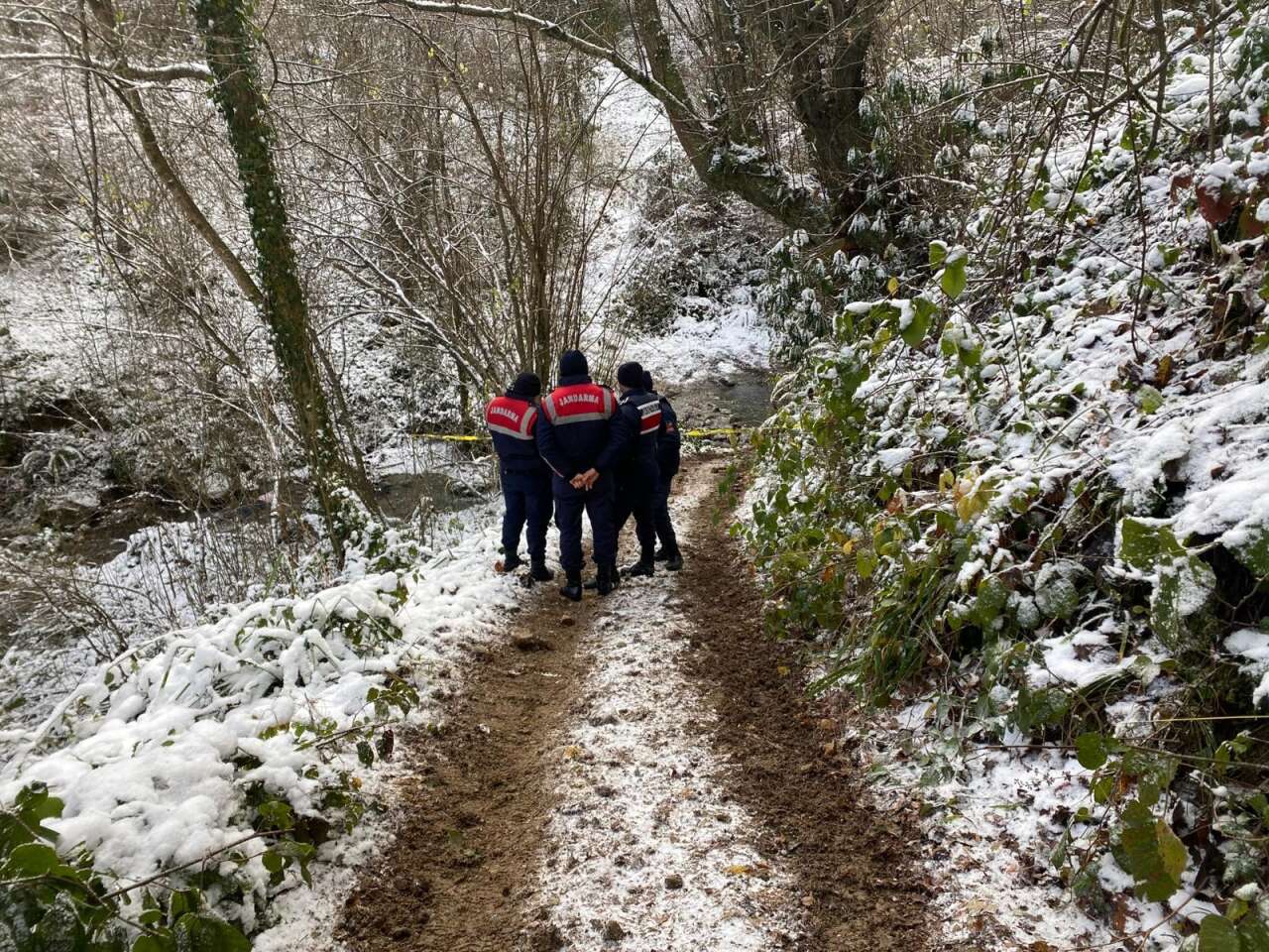 Dere yatağında yarı çıplak erkek cesedi bulundu 6